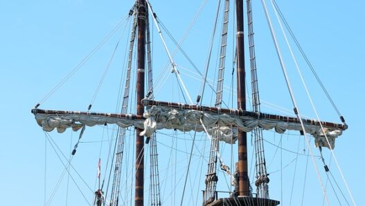 ¿Te imaginas caminar sobre la cubierta de una nave que cambió la historia tal y como la conocemos? Ahora puedes hacerlo en Valencia. La Nao Victoria, la primera nave en dar la vuelta al mundo, está atracada en La Marina de Valencia y se puede visitar desde el 11 de octubre hasta el 20 de octubre. Horarios y precios para visitar la Nao Victoria La Nao Victoria estará disponible para visitas todos los días de 10:00 a 20:00 horas, una oportunidad única para conocer de cerca esta legendaria embarcación y revivir la historia de la navegación. Los precios de las entradas son los siguientes: Niños (5-10 años): 3€ Menores de 5 años: Gratis Adultos: 6€ Entrada familiar: 15€ (Incluye 2 adultos y hasta 3 niños de entre 5 y 10 años) ¿Por qué visitar la Nao Victoria en Valencia? La Nao Victoria es un símbolo histórico, conocida por ser la primera nave en circunnavegar el planeta en 1519, capitaneada por Juan Sebastián Elcano, tras la muerte de Fernando de Magallanes. Esta embarcación es un testimonio del espíritu de aventura y descubrimiento que definió la época de los grandes viajes marítimos. Recorrer sus cubiertas es como hacer un viaje en el tiempo y experimentar de primera mano cómo era la vida a bordo de una nave del siglo XVI. Durante tu visita a la Nao Victoria en Valencia, podrás explorar las diferentes partes del barco, conocer más sobre su historia y los desafíos que enfrentaron los marineros en esa época. Es una actividad perfecta tanto para adultos como para niños, ideal para una salida familiar cultural. La experiencia de la Nao Victoria en La Marina de Valencia Ubicada en la Marina de Valencia, un espacio emblemático que combina modernidad con tradición marítima, la visita a la Nao Victoria ofrece una experiencia inolvidable. Además de recorrer la nave, estarás rodeado del impresionante entorno marítimo y cultural de Valencia. Si tienes cualquier duda o pregunta sobre la visita, no dudes en contactarnos. Esta es una oportunidad única para revivir una parte importante de nuestra historia. Información clave: Fechas: Del 11 al 20 de octubre Horario: 10:00 a 20:00 h Precios: Adultos (6€), Niños (3€), Familias (15€) Ubicación: La Marina de Valencia No te pierdas esta oportunidad de conocer la Nao Victoria, una nave que cambió la historia de la navegación, y disfrutar de una experiencia educativa y cultural en uno de los lugares más emblemáticos de Valencia.