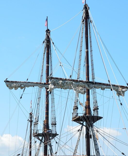¿Te imaginas caminar sobre la cubierta de una nave que cambió la historia tal y como la conocemos? Ahora puedes hacerlo en Valencia. La Nao Victoria, la primera nave en dar la vuelta al mundo, está atracada en La Marina de Valencia y se puede visitar desde el 11 de octubre hasta el 20 de octubre. Horarios y precios para visitar la Nao Victoria La Nao Victoria estará disponible para visitas todos los días de 10:00 a 20:00 horas, una oportunidad única para conocer de cerca esta legendaria embarcación y revivir la historia de la navegación. Los precios de las entradas son los siguientes: Niños (5-10 años): 3€ Menores de 5 años: Gratis Adultos: 6€ Entrada familiar: 15€ (Incluye 2 adultos y hasta 3 niños de entre 5 y 10 años) ¿Por qué visitar la Nao Victoria en Valencia? La Nao Victoria es un símbolo histórico, conocida por ser la primera nave en circunnavegar el planeta en 1519, capitaneada por Juan Sebastián Elcano, tras la muerte de Fernando de Magallanes. Esta embarcación es un testimonio del espíritu de aventura y descubrimiento que definió la época de los grandes viajes marítimos. Recorrer sus cubiertas es como hacer un viaje en el tiempo y experimentar de primera mano cómo era la vida a bordo de una nave del siglo XVI. Durante tu visita a la Nao Victoria en Valencia, podrás explorar las diferentes partes del barco, conocer más sobre su historia y los desafíos que enfrentaron los marineros en esa época. Es una actividad perfecta tanto para adultos como para niños, ideal para una salida familiar cultural. La experiencia de la Nao Victoria en La Marina de Valencia Ubicada en la Marina de Valencia, un espacio emblemático que combina modernidad con tradición marítima, la visita a la Nao Victoria ofrece una experiencia inolvidable. Además de recorrer la nave, estarás rodeado del impresionante entorno marítimo y cultural de Valencia. Si tienes cualquier duda o pregunta sobre la visita, no dudes en contactarnos. Esta es una oportunidad única para revivir una parte importante de nuestra historia. Información clave: Fechas: Del 11 al 20 de octubre Horario: 10:00 a 20:00 h Precios: Adultos (6€), Niños (3€), Familias (15€) Ubicación: La Marina de Valencia No te pierdas esta oportunidad de conocer la Nao Victoria, una nave que cambió la historia de la navegación, y disfrutar de una experiencia educativa y cultural en uno de los lugares más emblemáticos de Valencia.